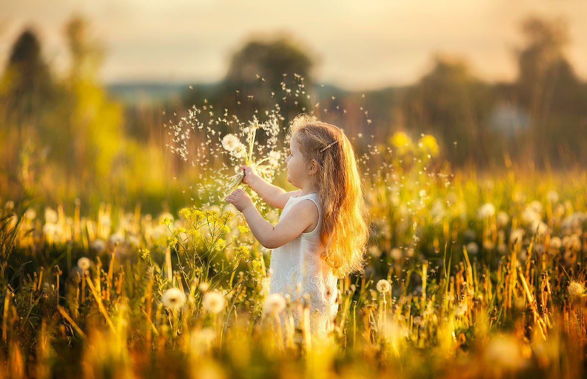 Лето это солнца луч. Лучи солнца для детей. Дети и природа. Девочка с одуванчиком. Девочка в лучах солнца.